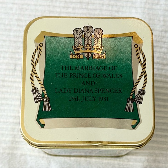 Vintage Princess Diana & Charles Wedding Royalty Tin - Picture 2 of 13